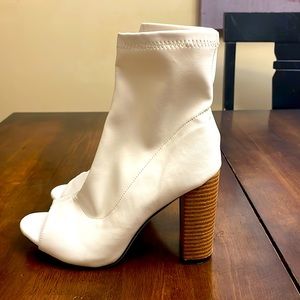 White boots with open toe. Really cute! Never worn Size 8.5